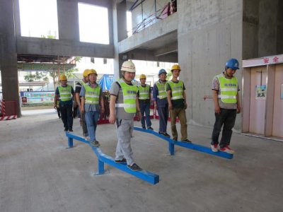 安全體驗(yàn)館里面安全帶的安全體驗(yàn)